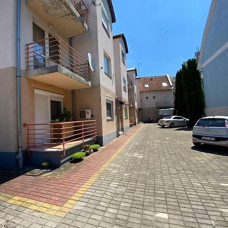 Buborek Apartman Hajduszoboszlo Bagian luar foto