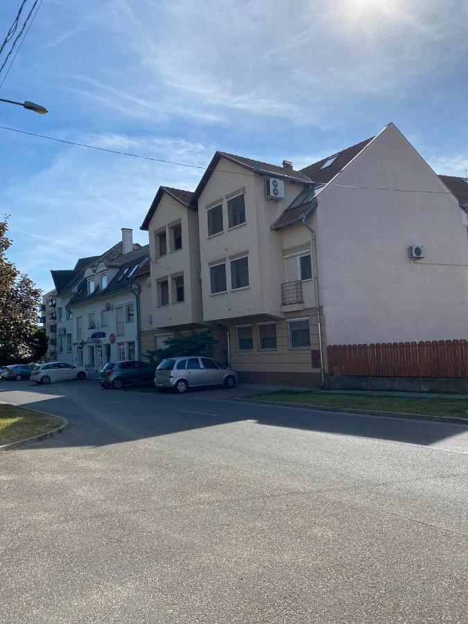 Buborek Apartman Hajduszoboszlo Bagian luar foto